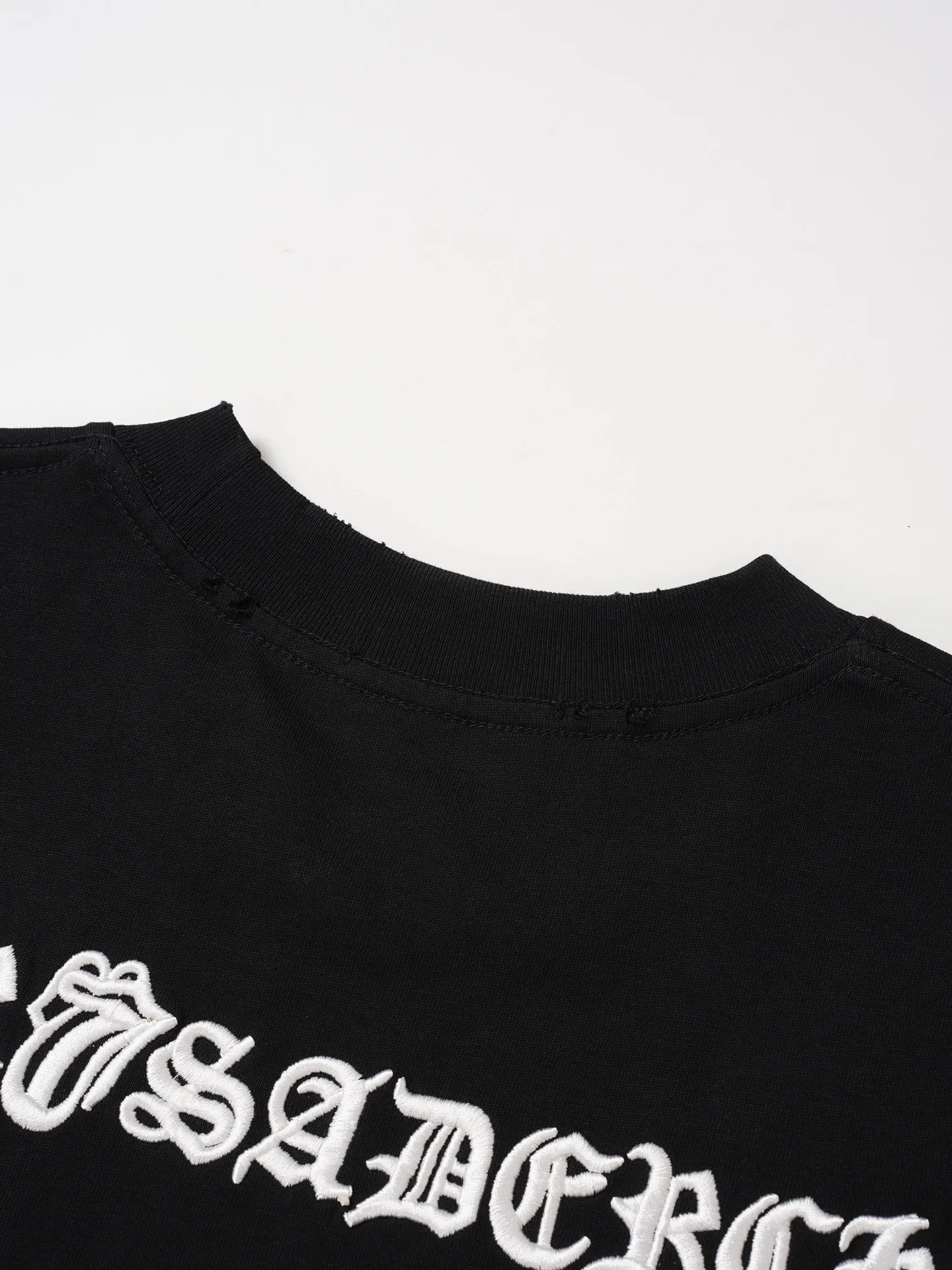 105 CH 2026ss T Chrome Hearts（ ）T ， ， ， 。 ， ， ， 。 / ， ， ， “ ” 。 ， ， ； ， ， ； ， 、 ， ， oversize 。 “Chrome Hearts” ， ， Classic “ + ” ， ， ， 。 T ， 、 ， ， ， 。 ：White Black Size：XS S M L